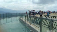 Jumlah wisatawan pun dibatasi, pihak pengelola juga menyediakan sepatu atau alas kaki khusus bagi para pengunjung. Fasilitas sepatu ini pun dikenakan biaya tambahan. (Jaya Hartawan/detikTravel)