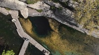 Anda tahu Black Hole? Sebuah lubang raksasa di luar angkasa yang hitam dan mampu menghisap apa saja. Rupanya, Negeri Paman Sam juga punya lubang seperti itu yang berada di sebuah kolam alami. Lubangnya sangat dalam serta berbahaya. (alexander_travelbum/Instagram)