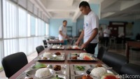 Salah satunya menyiapkan menu makan untuk residen lain.