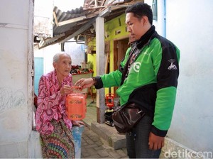 Cerita Inspiratif Ojek Online Tiap Hari Antar Makanan ke Lansia
