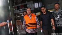 Asrun sebelumnya terjaring dalam operasi tangkap tangan. Dia ditangkap bersama putranya, Adriatma Dwi Putra, yang menjabat Wali Kota Kendari. KPK menyebut Adriatma meminta suap kepada rekanan proyek di Kendari untuk kepentingan kampanye ayahnya.