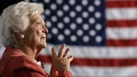 18 Maret 2005. Barbara Bush sedang mendengarkan anaknya, Presiden George W Bush, berbicara di Orlando (Foto: Dok. REUTERS/Jason Reed/File Photo)