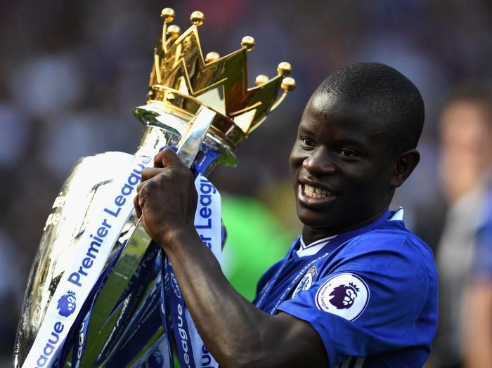 LONDON, ENGLAND - MAY 21:  N'Golo Kante of Chelsea poses with the Premier League Trophy after the Premier League match between Chelsea and Sunderland at Stamford Bridge on May 21, 2017 in London, England.  (Photo by Shaun Botterill/Getty Images)