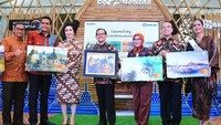 BRI meluncurkan kartu kredit Wonderful Indonesia. Direktur Konsumer BRI Handayani memberikan secara simbolik kartu kredit berlatar Candi Borobudur kepada Direktur Eksekutif Co Branding Wonderful Indonesia Kemenpar Priyanto Rudito. Istimewa/BRI.