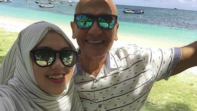 Kemesraan Mark Sungkar & Santi yang Beda Usia 45 Tahun