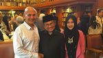 Kemesraan Mark Sungkar & Santi yang Beda Usia 45 Tahun