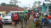Mereka yang sedang berada di rumah kebanyakan adalah anak-anak dan lansia.  (Foto: Uje Hartono/detikcom)
