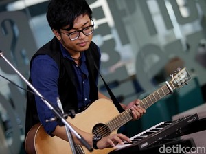 Fabian Winandi Beraksi dengan Loop Station di Main Stage detikHOT