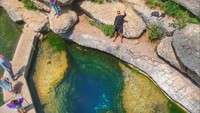 Namun saat musim semi tiba, air di dalamnya bakal terhubung ke aliran sungai bawah tanah yang terhubung ke dalam salah satu gua di Texas. Saat itulah, kedalamannya bisa mencapai 40 meter! (ibrain_ortega/Instagram)