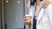 Cantiknya! Duma Riris yang sedang shooting video klip di Jepang sambil memegang segelas kopi hangat. Foto: Instagram @duma_riris Foto: Instagram @duma_riris