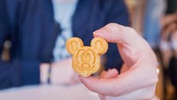 Waffle berukuran jumbo sudah biasa. Tapi kalau waffle berukuran kecil dan berbentuk wajah Mickey Mouse? Hanya ada di The Great American Waffle Co di Disneyland Tokyo. Foto: Istimewa