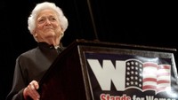 30 Agustus 2004. Barbara Bush saat berbicara tentang pembelaan terhadap kaum wanita di New York (Foto: Dok. REUTERS/Chip East/File Photo)