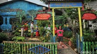 Selain itu, mengajarkan anak-anak untuk peduli terhadap lingkungan sekitarnya.