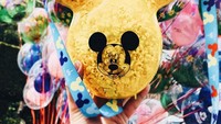 Eits, ini bukan balon, tapi wadah penyimpan popcorn yang terbuat dari plastik. Selain praktis dan menggemaskan, tempat ini bisa dipakai layaknya tas.  Foto: Istimewa