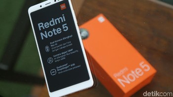 Redmi Note 5 disokong baterai kemampuan lumayan besar, yakni 4.000 mAh yang katanya bisa digunakan selama dua hari yang dipakai secara normal. Foto: Muhammad Ridho