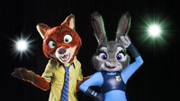 Ada juga dua karakter dari Zootopia, Judy Hopps dan Nick Wilde dan mengajak penonton untuk menyalakan flash yang ada di ponsel. Foto: DME Asia