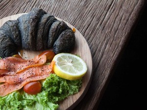 Croissant Hitam Pakai Bubuk Arang Kini Mengundang Kontroversi