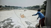 Walaupun begitu warga masih menjala ikan dilokasi.