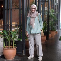 Zeezee Shahab seringkali memilih busana atasan dan bawahan berpotongan longgar tanpa banyak aksesori atau outerwear. Saat kehamilannya makin membesar, tampaknya ia memilih untuk tampil praktis. Foto: instagram/zeezeeshahab