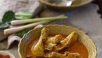 Menurut Anda, gulai ayam yang satu ini lebih cocok dipadu dengan nasi atau ketupat? Kuahnya kental dengan paduan rempah dan cabai yang nikmat. FOto: Instagram @dewitrisna