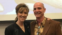 Tammie Jo Shults dipuji penumpang dan banyak pihak karena mendaratkan pesawat Southwest Airlines yang mesinnya meledak di udara. Seorang penumpang bahkan tersedot keluar jendela yang pecah terkena serpihan mesin. Dalam foto ini, Shults tampak bersama suaminya, Dean, yang juga seorang pilot. Foto: newsweek.com