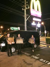 Nyam! Pasangan Ini Bagikan Ratusan <i>Cheeseburger</i> di Pesta Pernikahannya