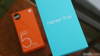 Kemasan Honor 9 Lite berwarna biru seperti ini. Foto: Muhammad Ridho