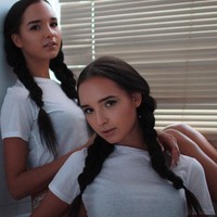 Ketika itu, mereka tampil dalam sebuah video blogger lain di mana blogger tersebut mengangkat rok si kembar yang kemudian menampilkan bokong mereka. Foto: Instagram Alina Fakhteeva