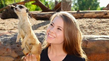 Bindi Sue Irwin yang lahir pada tahun 1998 adalah putri dari Steve Irwin, pecinta satwa terkenal asal Australia. Bindi yang sejak kecil akrab dengan binatang pun mengikuti jejak ayahnya. Foto: Instagram