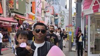 Permen kapas warna-warni berukuran besar ini dicoba oleh Judika saat jalan-jalan di Jepang. Bersama dengan anaknya yang terlihat memegang permen loli. Foto: Instagram @duma_riris