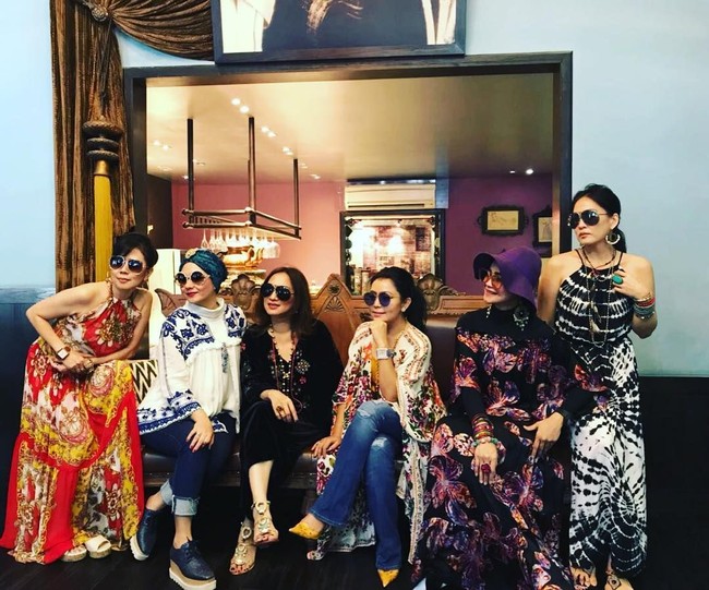 Geng Kepompong bergaya dengan tema bohemian. Mayangsari dan Viona Rosalina kompak memakai busana sesuai tema plus kacamata hitam agar penampilan makin cetar. Foto: Dok. Instagram KD, Instagram Viona Rosalina