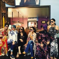 Geng Kepompong bergaya dengan tema bohemian. Mayangsari dan Viona Rosalina kompak memakai busana sesuai tema plus kacamata hitam agar penampilan makin cetar. Foto: Dok. Instagram KD, Instagram Viona Rosalina