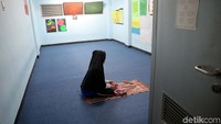Seorang residen wanita tengah salat.