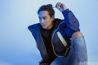Adipati Dolken saat pemotretan Celeb of The Month 