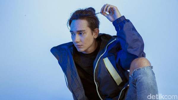 Tengok! Gaya Sporty dan Cuek Adipati Dolken Tengok! Gaya Sporty dan Cuek Adipati Dolken