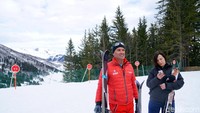 Setelah kelompok dibentuk, sang instruktur yang bernama Yannick siap untuk mengajari traveler meluncur di atas salju. Yannick sendiri sudah main ski selama 40 tahun. (Wahyu/detikTravel)