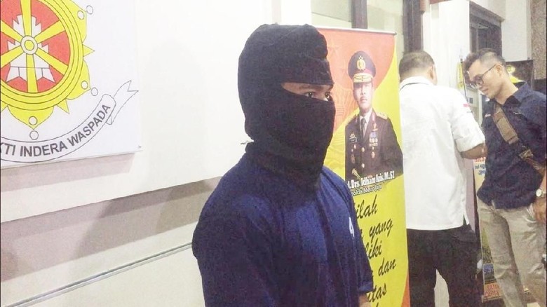 Petrus Anak Baru di Grup WA LGBT yang Bikin Korbannya Tertarik Petrus Anak Baru di Grup WA LGBT yang Bikin Korbannya Tertarik