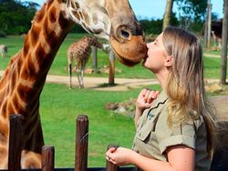 Potret Si Cantik Putri Steve Irwin Gaul dengan Hewan Liar
