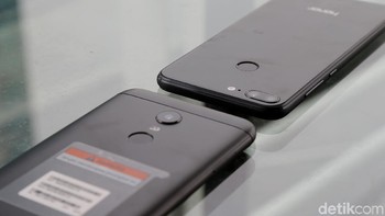 Honor 9 Lite tampil sangat memukau di kelasnya dengan material kaca 2.5 curved glass di sisi depan dan belakang dengan berat hanya 149 gram. Sedangkan Redmi 5 Plus seperti halnya ponsel Xiaomi lain menggunakan material metal dengan bobot 180 gram. Foto: Muhammad Ridho