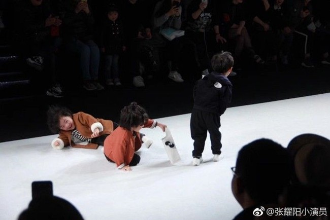 Ia pun mantap lanjut berjalan ke ujung runway dan membuat penonton di ruangan tersebut bertepuk tangan sambil tertawa gemas. Foto: Dok. Shanghaiist