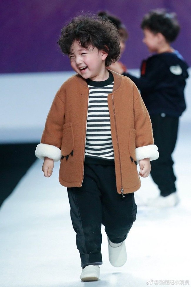 Kenalan dengan Zhang Yaoyang, model asal China yang jadi bintang internet, justru setelah mengalami insiden di runway. Foto: Dok. Shanghaiist