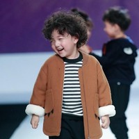 Kenalan dengan Zhang Yaoyang, model asal China yang jadi bintang internet, justru setelah mengalami insiden di runway. Foto: Dok. Shanghaiist