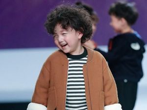 Jatuh Saat Fashion Show, Model Ini Viral dan Jadi Bintang Internet