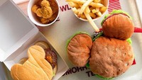 Burger bentuk Mickey Mouse ini hanya ada di Disneyland wilayah Tokyo, Jepang. Tidak hanya burgernya yang berbentuk Mickey, tapi juga chicken nuggetnya.Foto: Istimewa