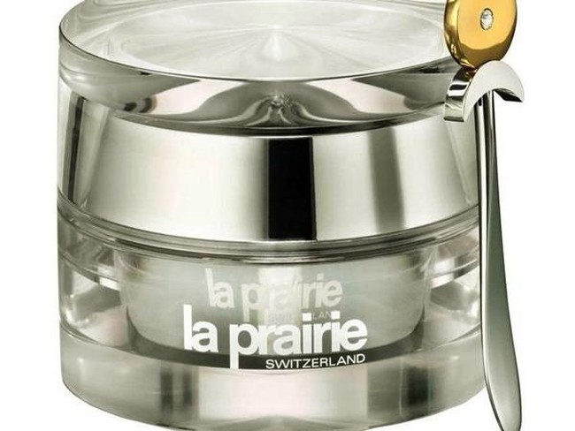 Krim wajah La Prairie Platinum Rare Cellular ini diklaim bisa melindungi DNA kulit, memperbaharui sel serta mengembalikan kelembapan kulit secara utuh. Mengandung platinum yang merupakan logam paling langka dan berharga, krim ini dijual USD 1.228 atau Rp 16,9 jutaan. Foto: Dok. E Beauty Labs