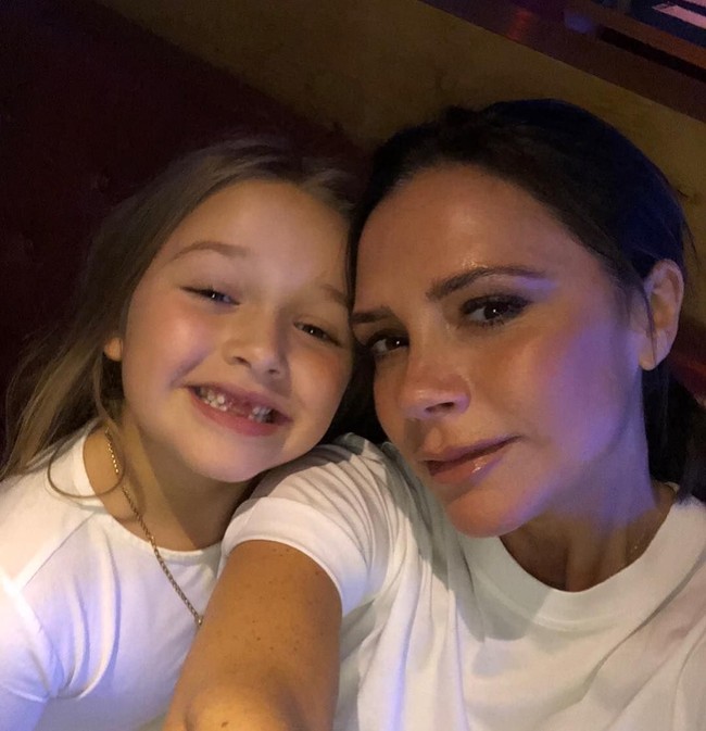 Like mother, like daughter. Hubungan spesial tentunya juga terjalin antara Victoria Beckham dengan putri semata wayangnya, Harper Beckham.  Foto: Dok. Getty Images, Instagram Victoria Beckham