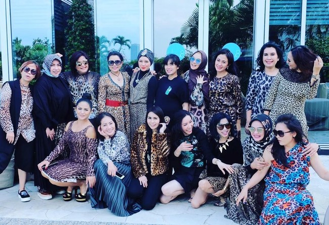 Dress code leopard menjadi tema arisan geng Kepompong yang digelar di sebuah hotel di Jakarta pada 2017 kemarin. Penampilan mereka dengan busana motif leopard ini kompak banget ya. Foto: Dok. Instagram KD, Instagram Viona Rosalina