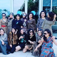 Dress code leopard menjadi tema arisan geng Kepompong yang digelar di sebuah hotel di Jakarta pada 2017 kemarin. Penampilan mereka dengan busana motif leopard ini kompak banget ya. Foto: Dok. Instagram KD, Instagram Viona Rosalina