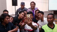 Susi berfoto dengan para ABK.