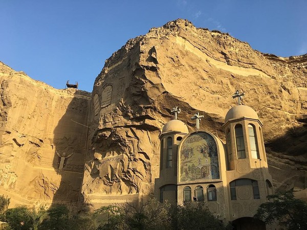 Namun Zabbaleen punya pesona lain, karena Gunung Mokattam punya gua alami. Terlebih lagi, 90 persen warga Zabbaleen adalah umat Kristen Koptik. Mereka pun membangun gereja di sana. (mindanov/Instagrgam) Namun Zabbaleen punya pesona lain, karena Gunung Mokattam punya gua alami. Terlebih lagi, 90 persen warga Zabbaleen adalah umat Kristen Koptik. Mereka pun membangun gereja di sana. (mindanov/Instagrgam)